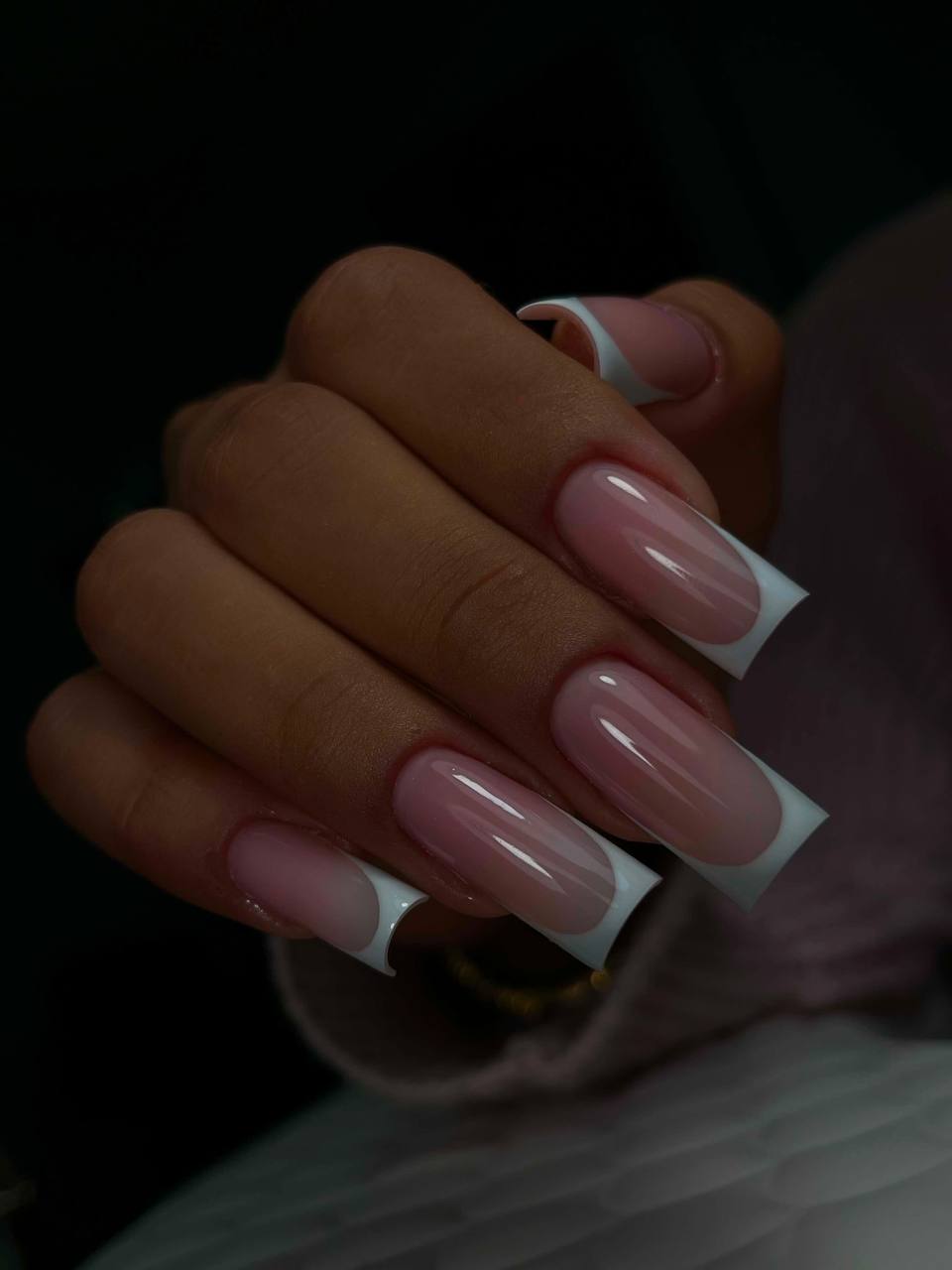 Francuski manicure ze zdobieniem kwiatów wiśni